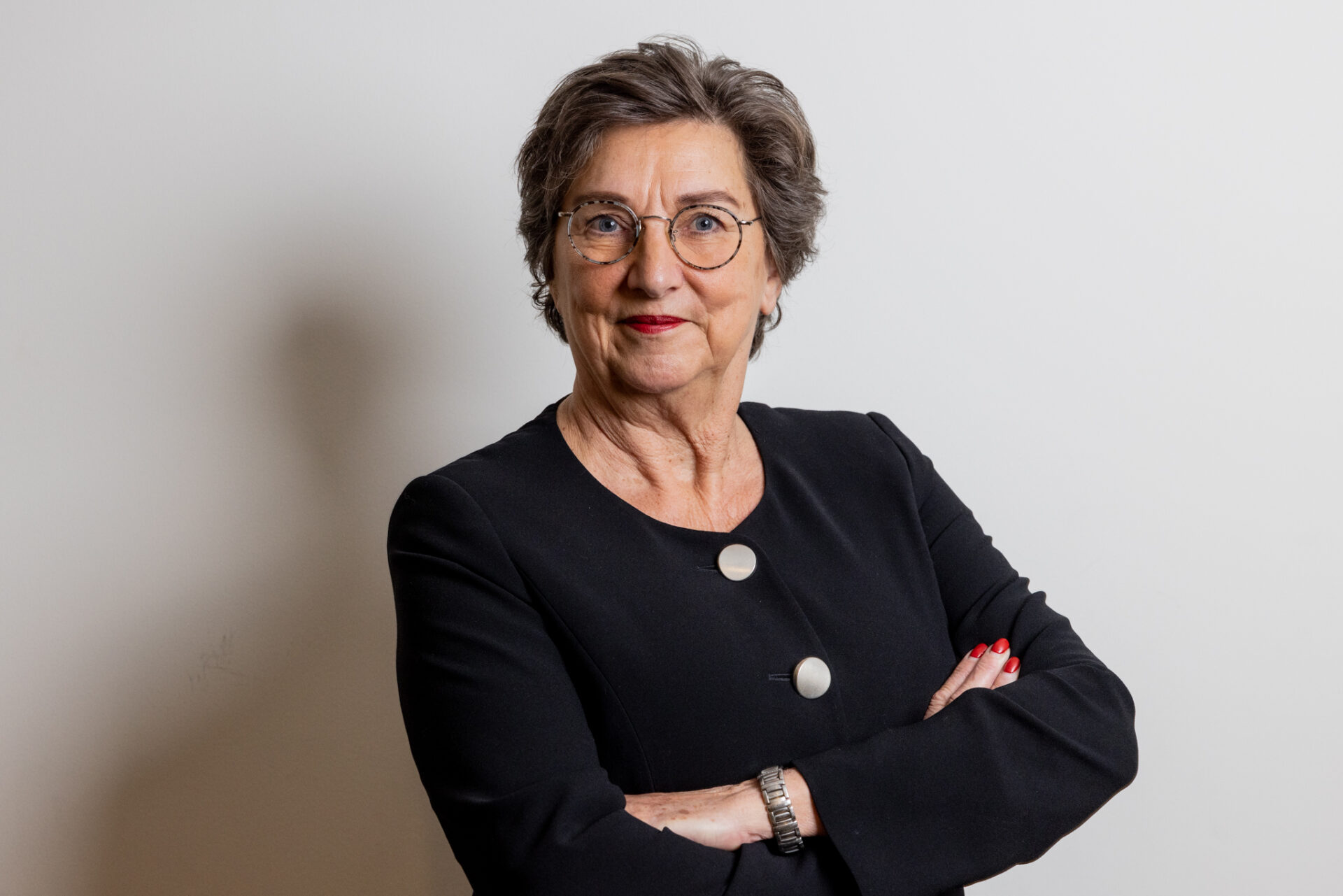 Vrouw met armen over elkaar